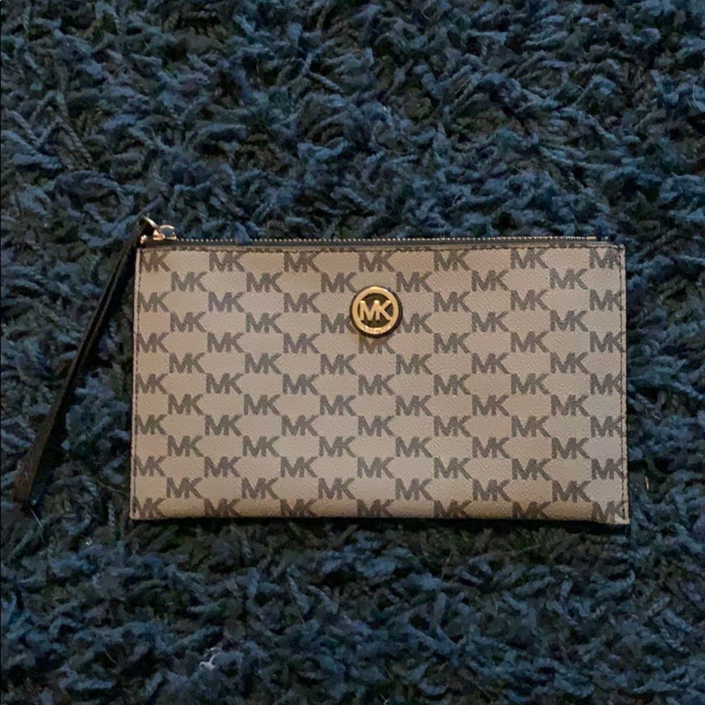 Micheal Kors wristlet